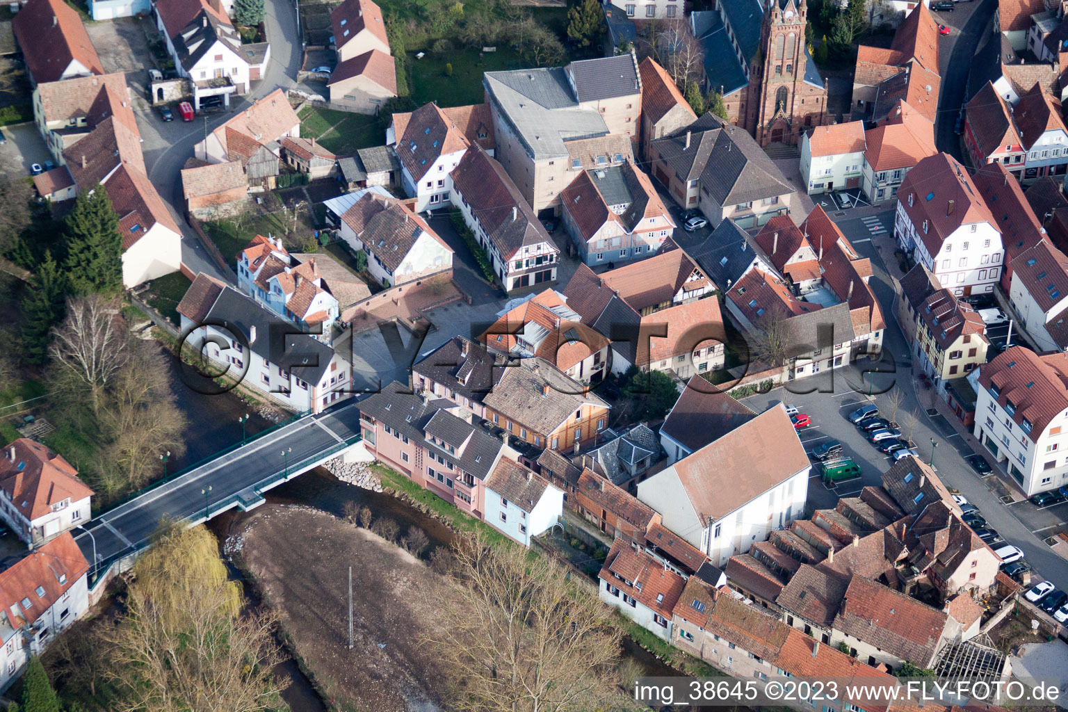 Drohnenbild von Pfaffenhoffen im Bundesland Bas-Rhin, Frankreich