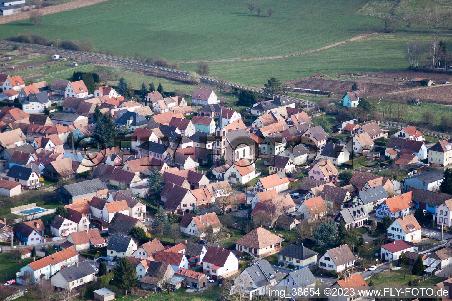 Schrägluftbild von Pfaffenhoffen im Bundesland Bas-Rhin, Frankreich