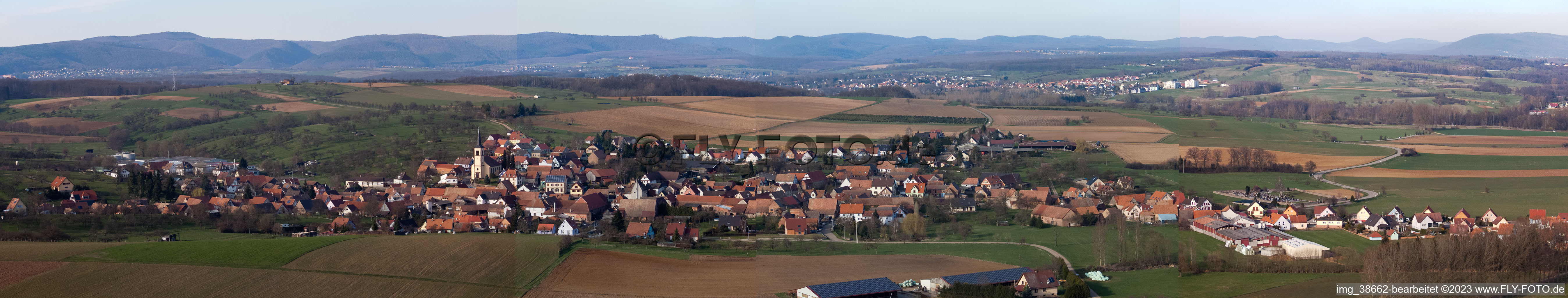 Panorama Perspektive Dorf - Ansicht am Rande von landwirtschaftlichen Feldern und Nutzflächen in Mietesheim in Grand Est im Bundesland Bas-Rhin, Frankreich