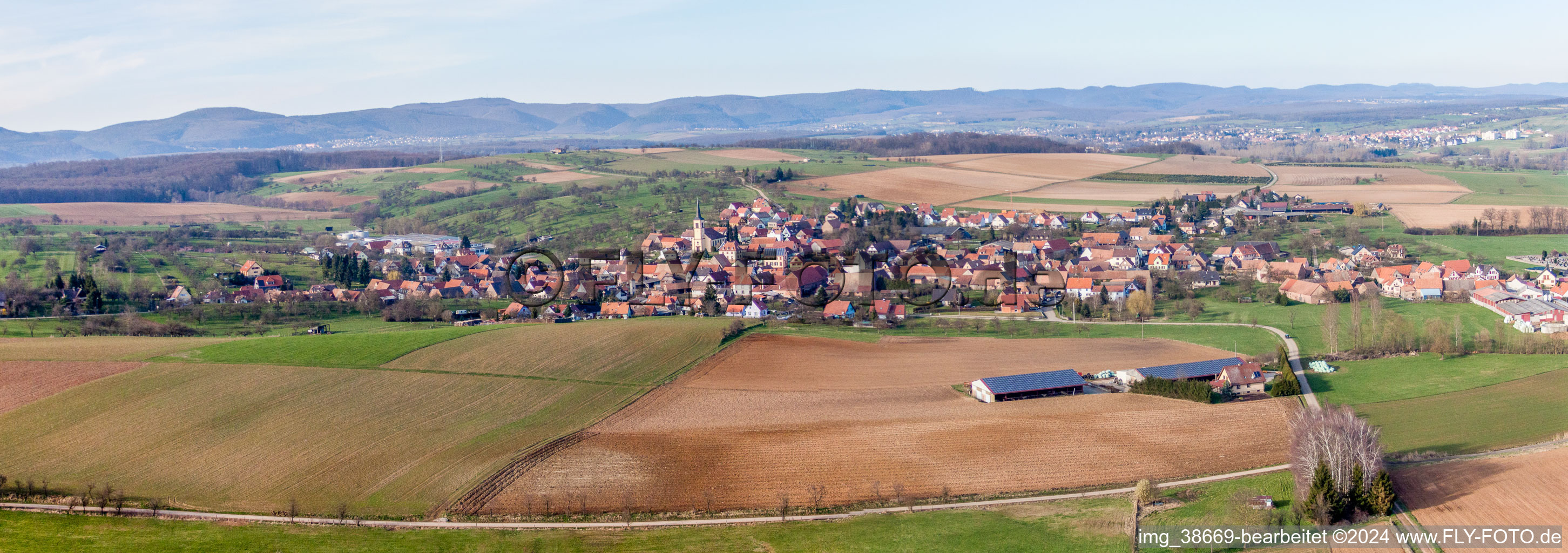 Luftbild von Panorama Perspektive Dorf - Ansicht am Rande von landwirtschaftlichen Feldern und Nutzflächen in Mietesheim in Grand Est im Bundesland Bas-Rhin, Frankreich