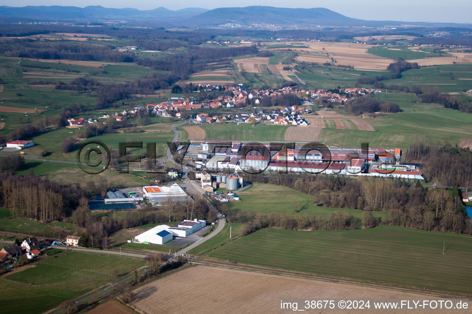 Gebäude und Produktionshallen auf dem Werksgelände Tryba in Gundershoffen in Grand Est im Bundesland Bas-Rhin, Frankreich