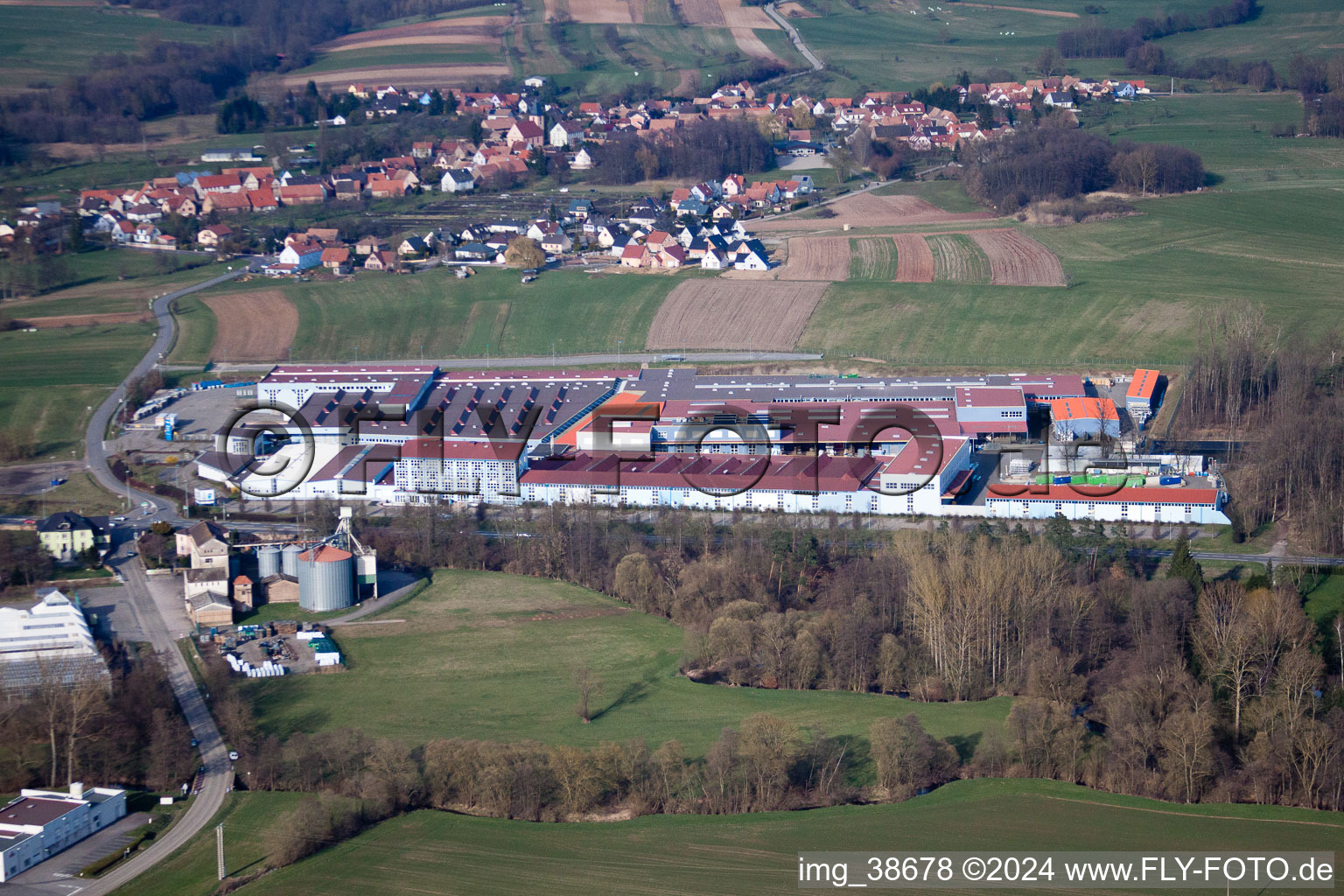 Luftbild von Gebäude und Produktionshallen auf dem Werksgelände Tryba in Gundershoffen in Grand Est im Bundesland Bas-Rhin, Frankreich