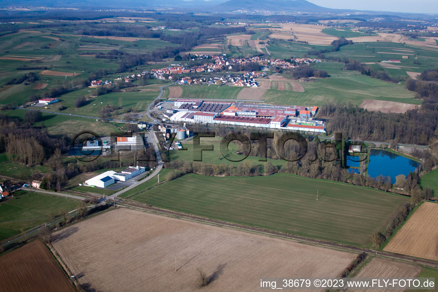 Gundershoffen im Bundesland Bas-Rhin, Frankreich von einer Drohne aus