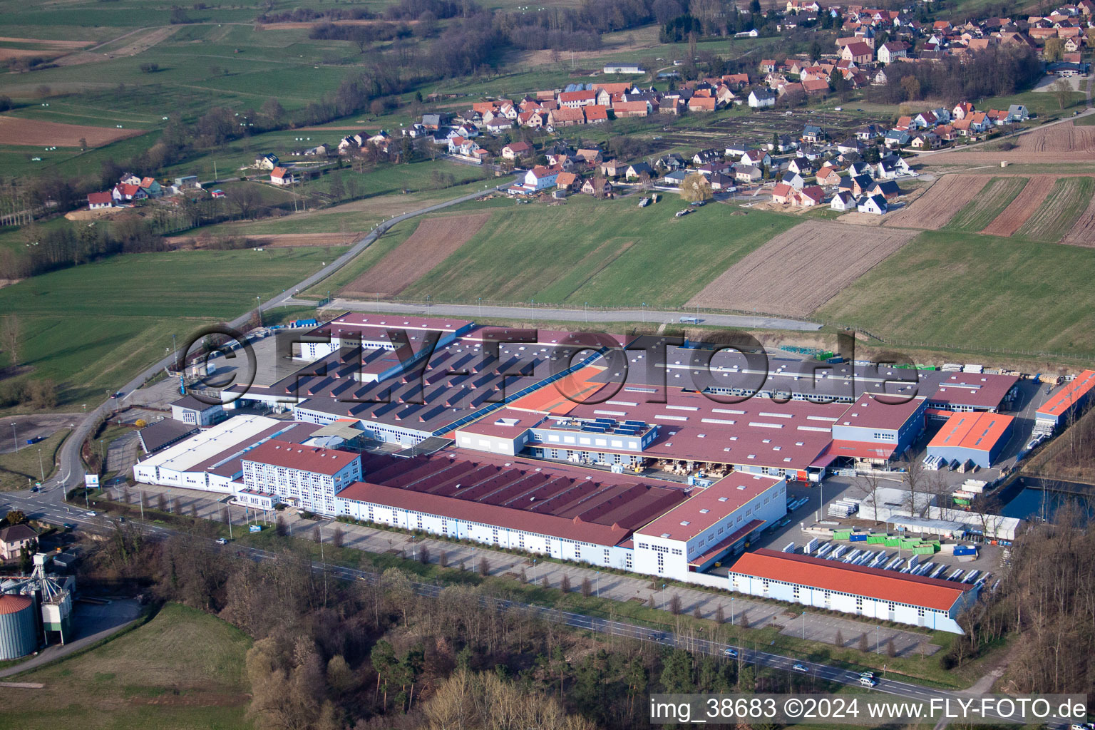 Luftaufnahme von Gebäude und Produktionshallen auf dem Werksgelände Tryba in Gundershoffen in Grand Est im Bundesland Bas-Rhin, Frankreich