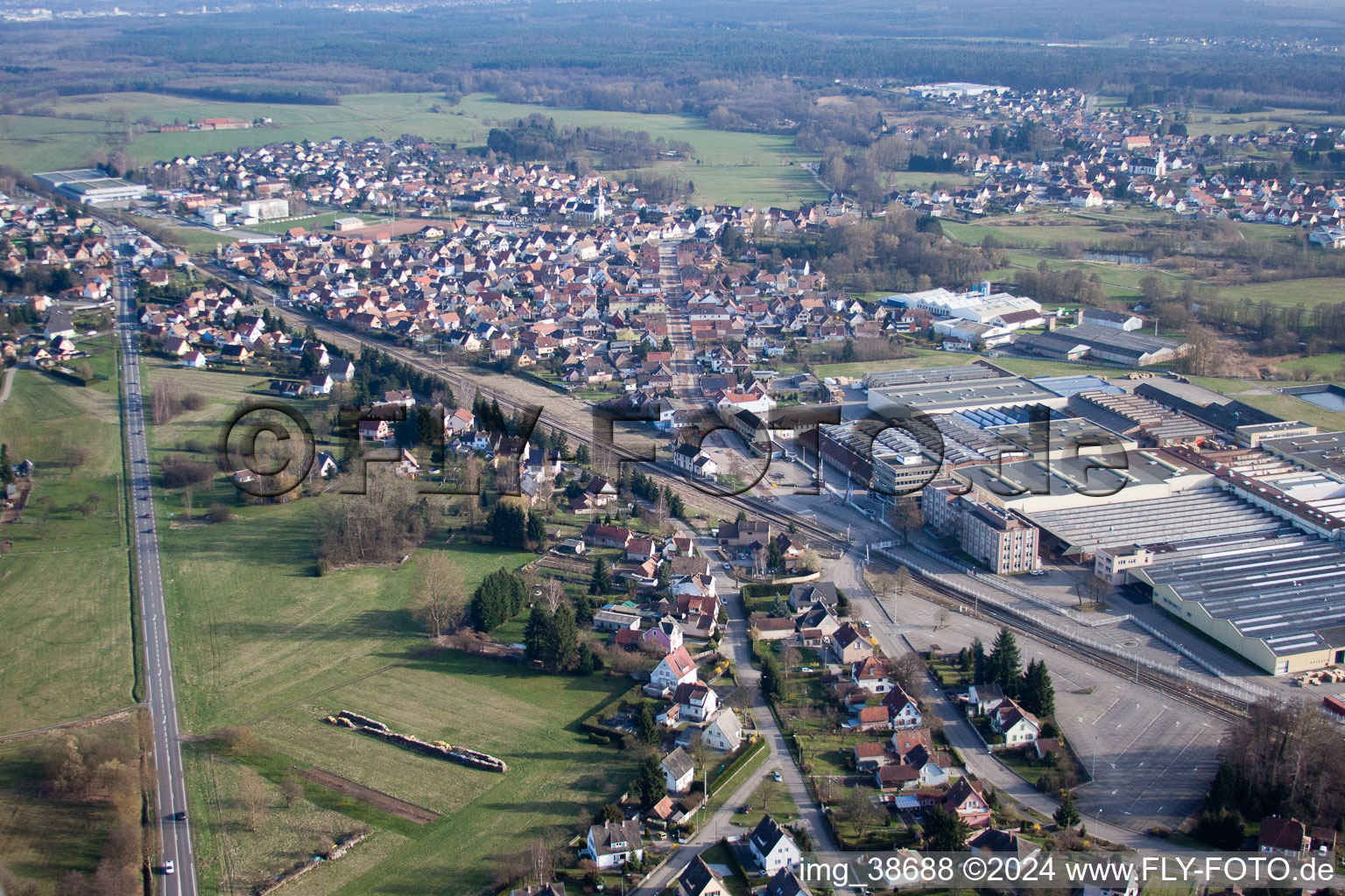 Luftbild von Ortsansicht mit Ofenhersteller  De Dietrich Thermique im Vordergrund in Mertzwiller in Grand Est im Bundesland Bas-Rhin, Frankreich