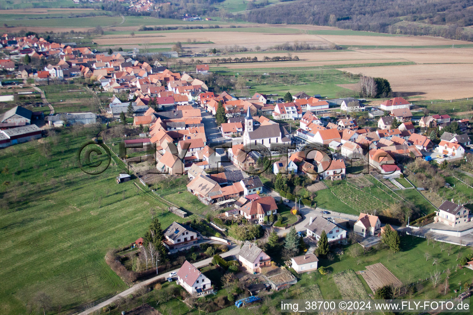 Dorf - Ansicht am Rande von landwirtschaftlichen Feldern und Nutzflächen in Forstheim in Grand Est im Bundesland Bas-Rhin, Frankreich