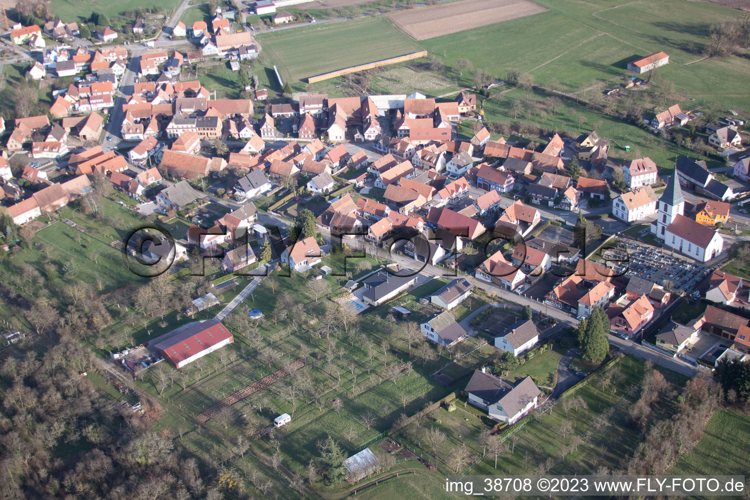 Drohnenbild von Morsbronn-les-Bains im Bundesland Bas-Rhin, Frankreich