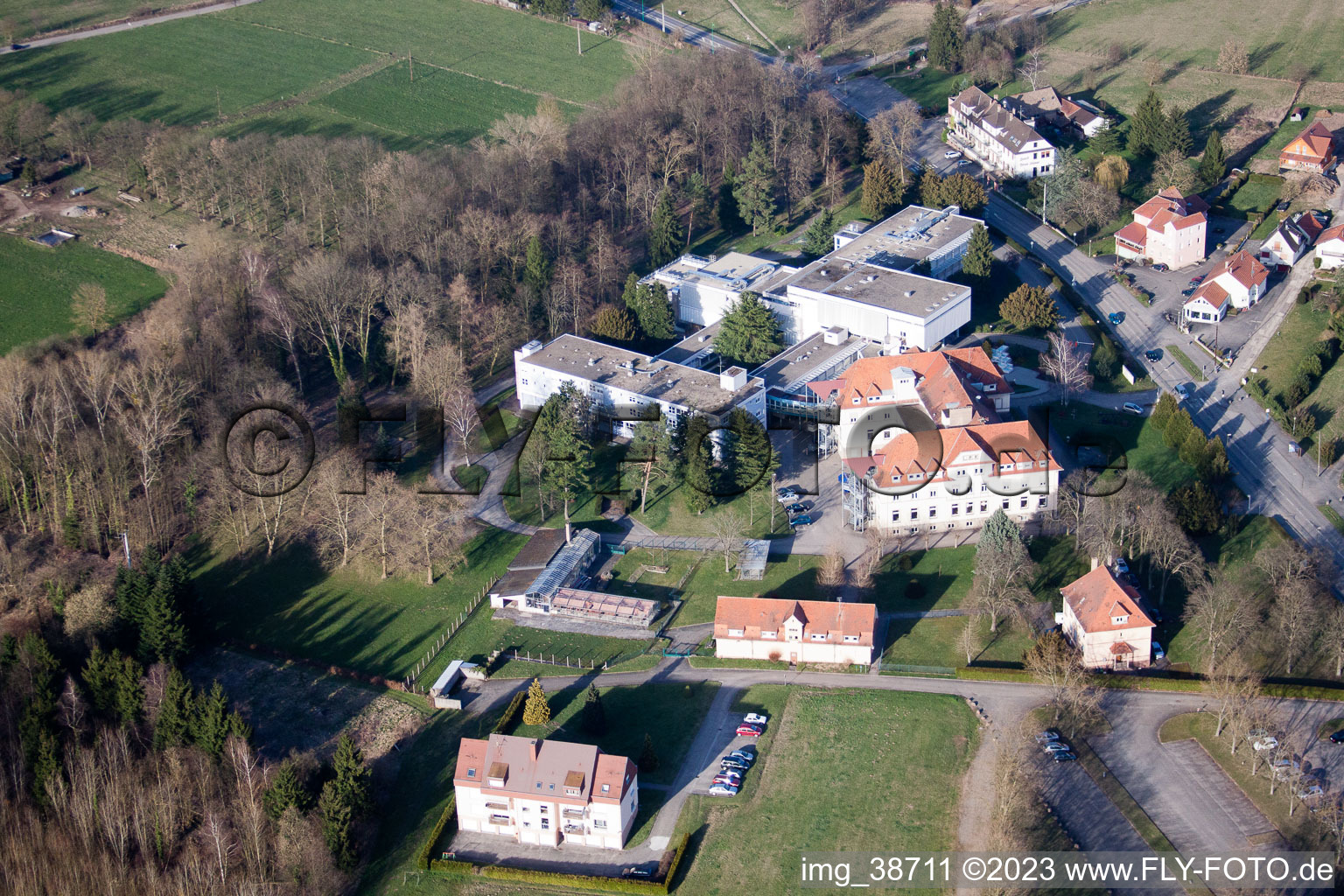 Morsbronn-les-Bains im Bundesland Bas-Rhin, Frankreich von der Drohne aus gesehen