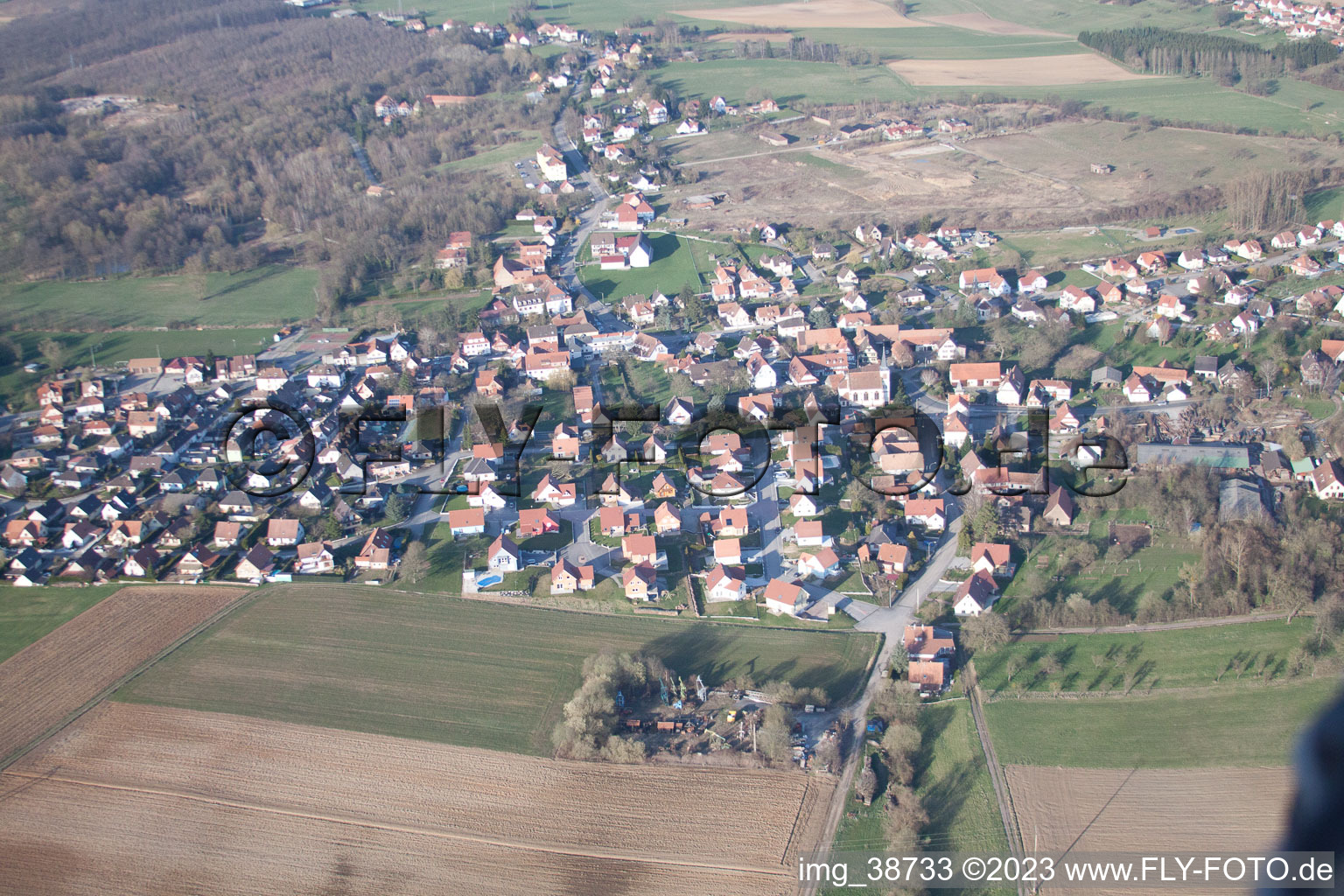 Schrägluftbild von Merkwiller-Pechelbronn im Bundesland Bas-Rhin, Frankreich