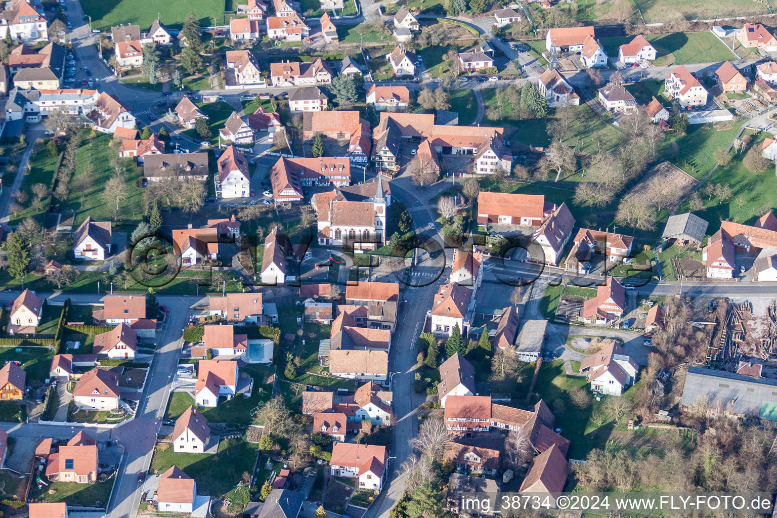 Luftaufnahme von Dorf - Ansicht in Merkwiller-Pechelbronn in Grand Est im Bundesland Bas-Rhin, Frankreich