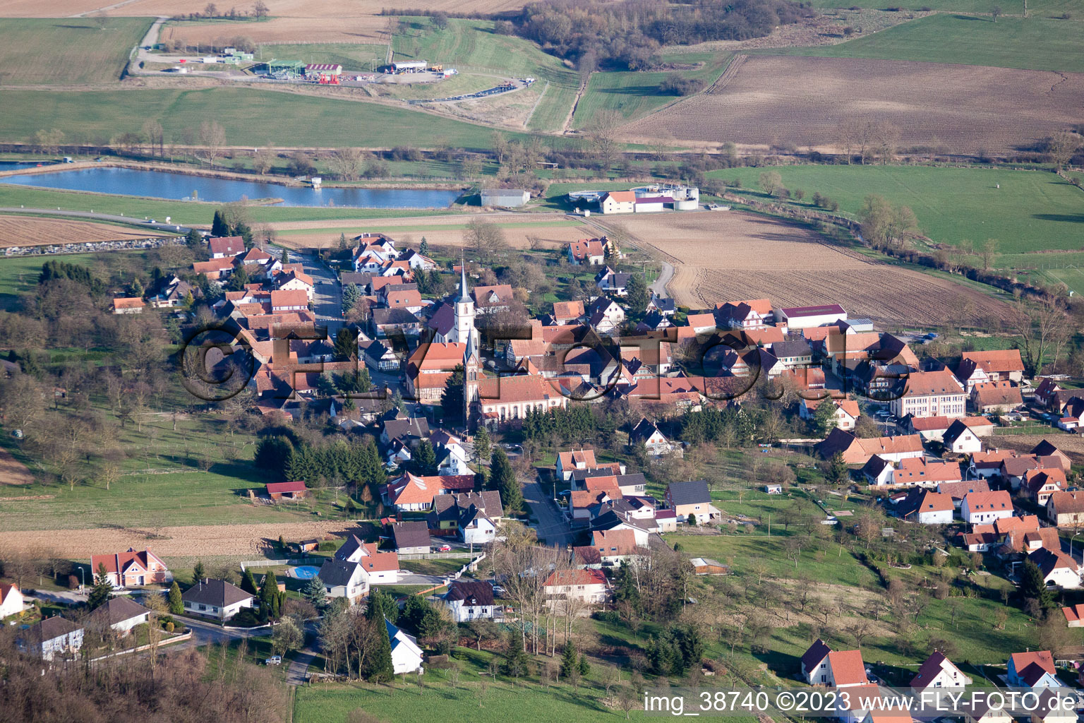 Kutzenhausen im Bundesland Bas-Rhin, Frankreich aus der Drohnenperspektive