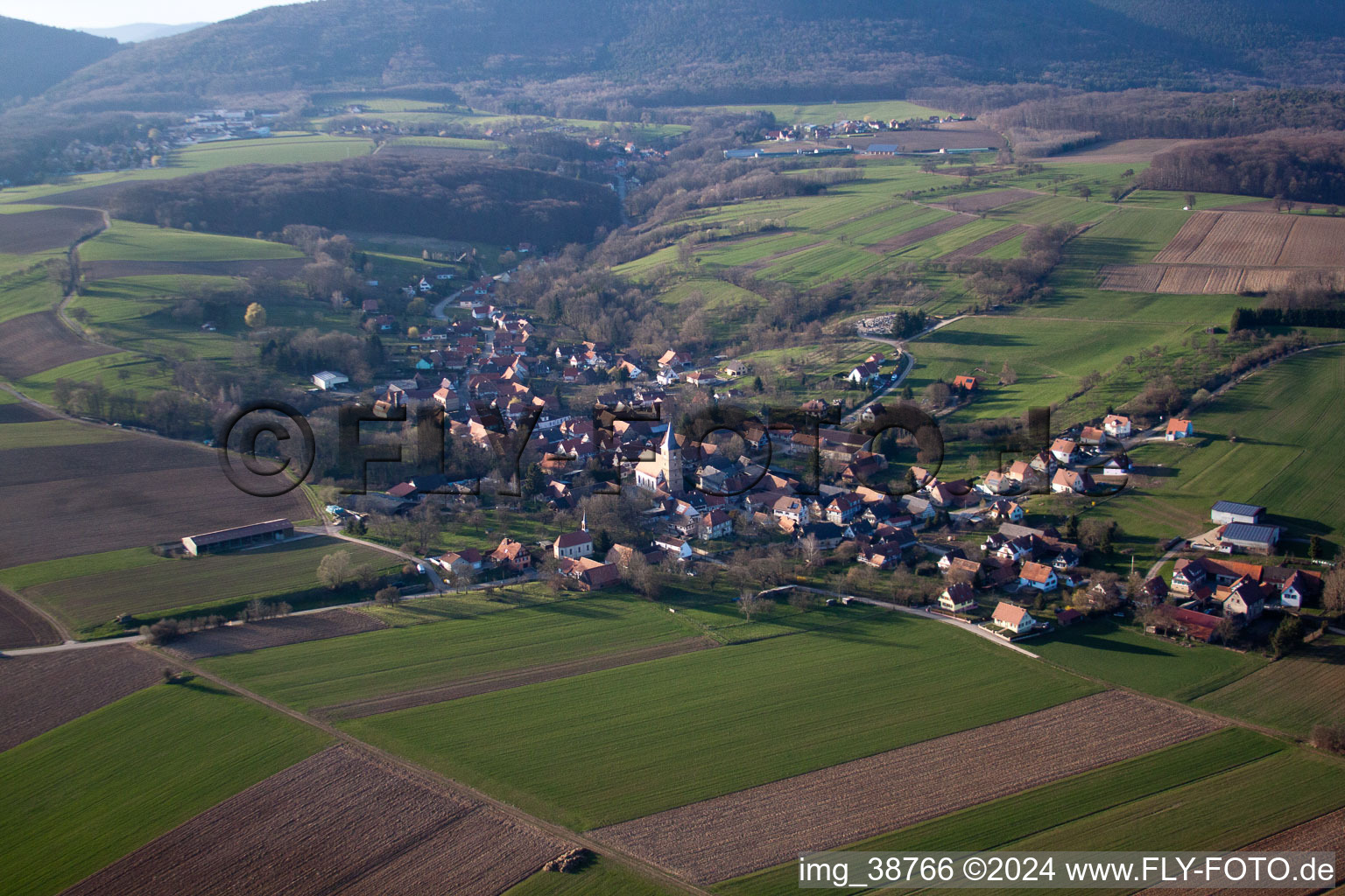 Dorf - Ansicht am Rande von landwirtschaftlichen Feldern und Nutzflächen in Drachenbronn-Birlenbach in Grand Est im Bundesland Bas-Rhin, Frankreich