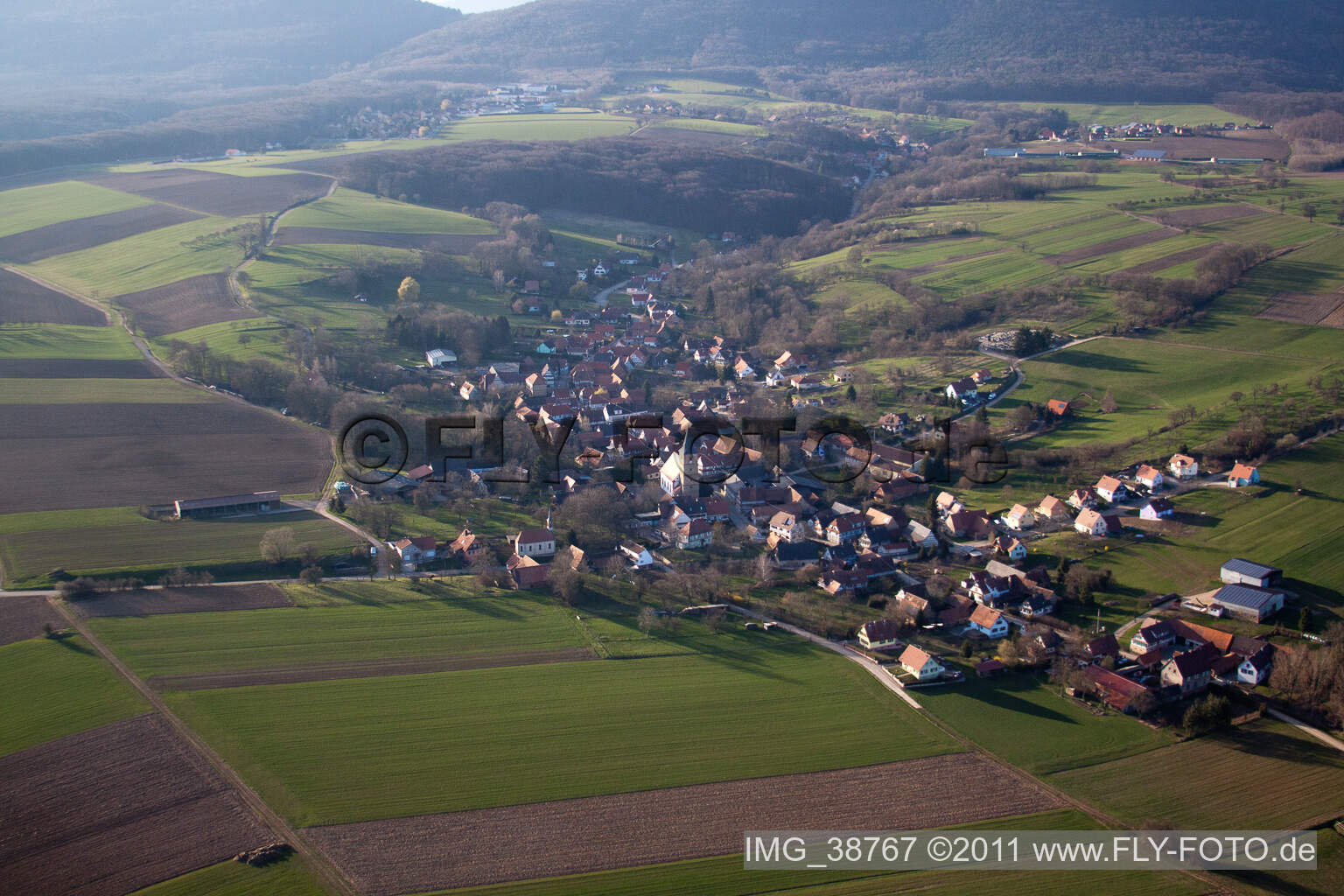 Luftbild von Dorf - Ansicht am Rande von landwirtschaftlichen Feldern und Nutzflächen in Drachenbronn-Birlenbach in Grand Est im Bundesland Bas-Rhin, Frankreich