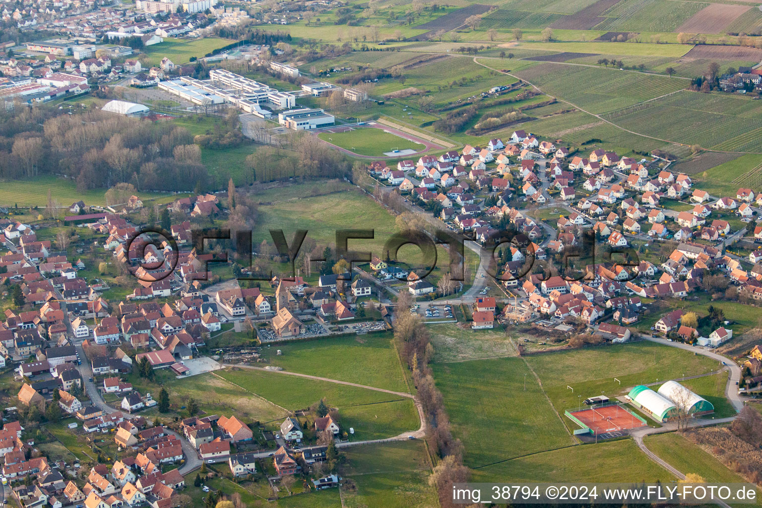 Altenstadt im Bundesland Bas-Rhin, Frankreich von einer Drohne aus