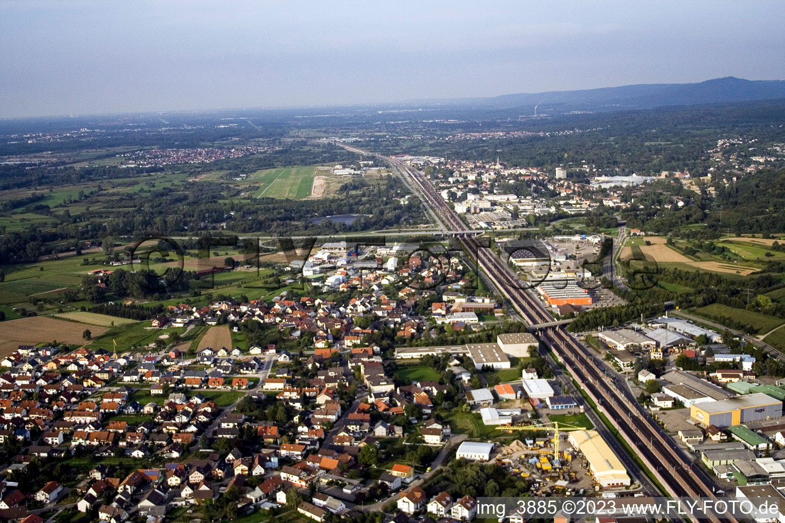 Bahnlinie von Süden im Ortsteil Kartung in Sinzheim im Bundesland Baden-Württemberg, Deutschland