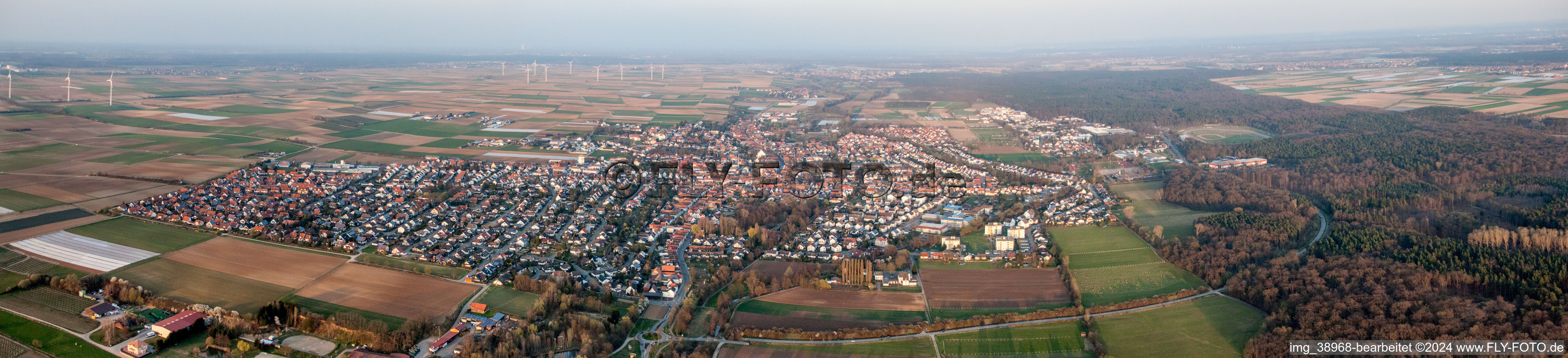 Luftaufnahme von Panorama Perspektive Ortsansicht der Straßen und Häuser der Wohngebiete in Herxheim bei Landau (Pfalz) in Herxheim bei Landau/Pfalz im Bundesland Rheinland-Pfalz, Deutschland