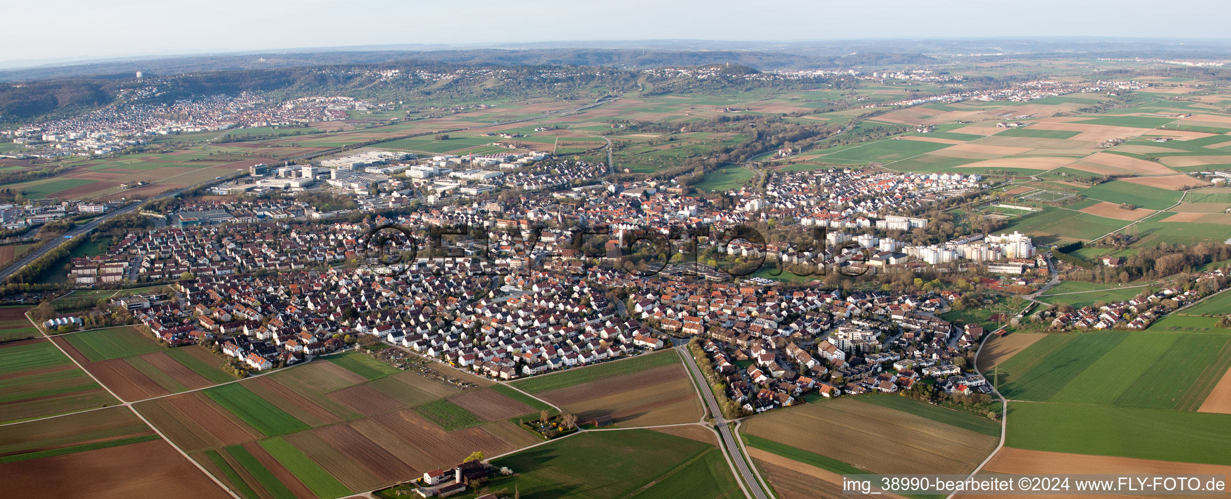 Panorama vom Ortsbereich und der Umgebung in Ditzingen im Bundesland Baden-Württemberg, Deutschland