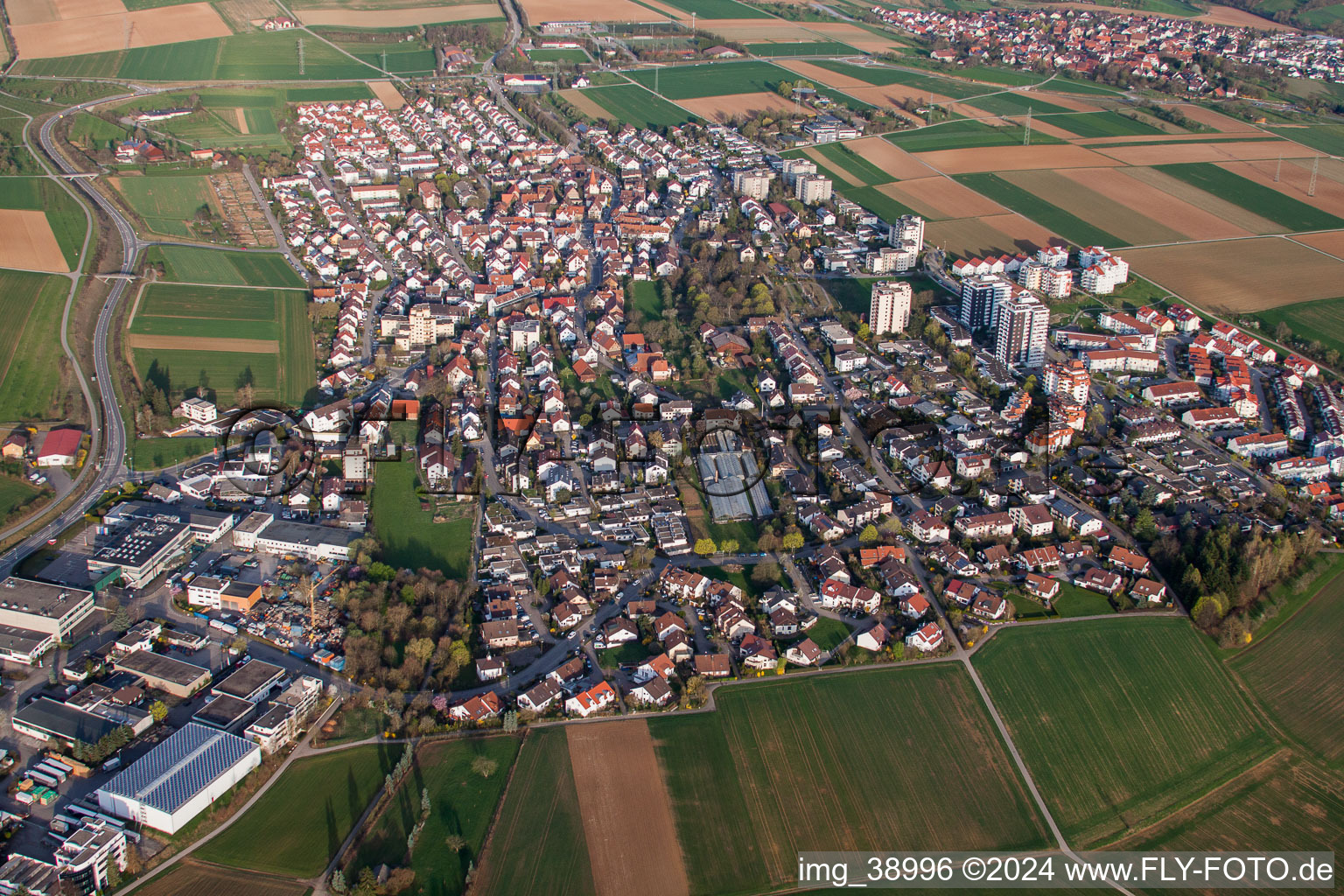 Luftaufnahme von Ortsansicht der Straßen und Häuser der Wohngebiete in Ditzingen im Bundesland Baden-Württemberg, Deutschland
