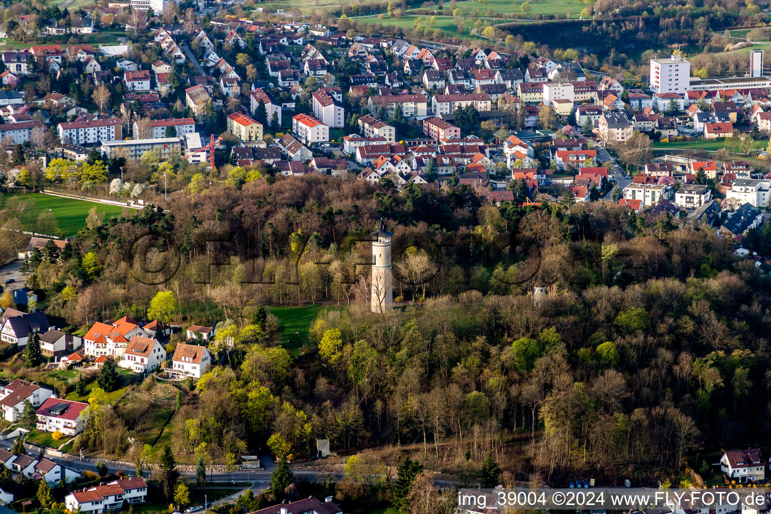 Luftaufnahme von Bauwerk des Aussichtsturmes Engelbergturm in Leonberg im Bundesland Baden-Württemberg, Deutschland
