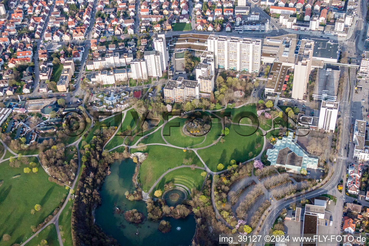 Luftaufnahme von Parkanlage mit Parksee in Leonberg im Bundesland Baden-Württemberg, Deutschland
