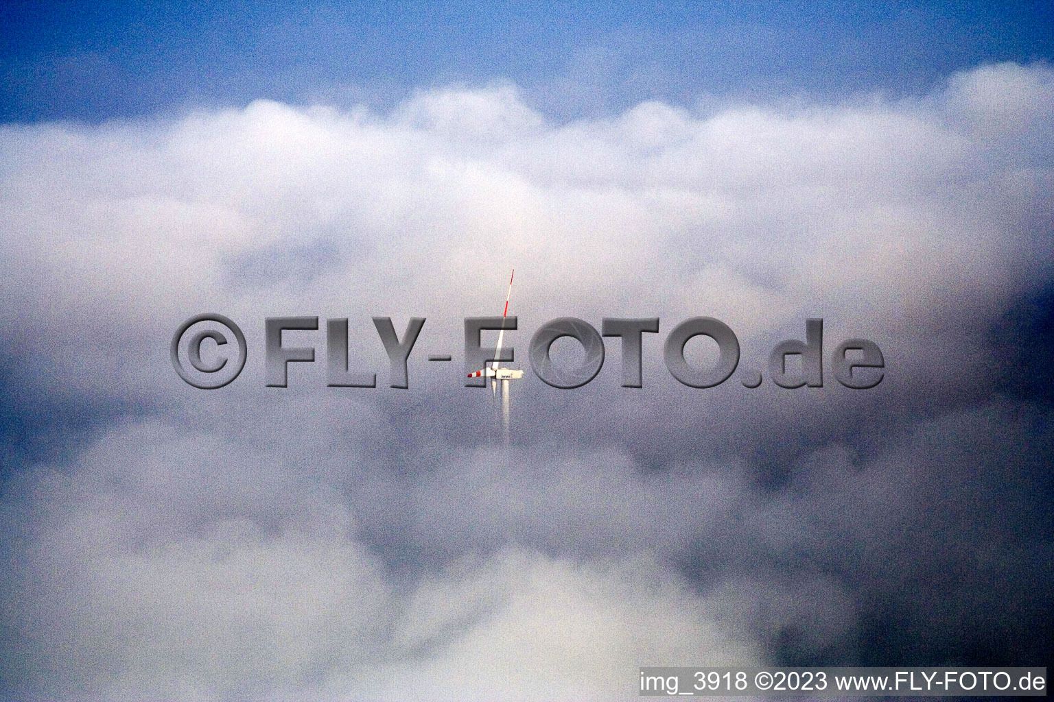 Minfeld, Windräder in Wolken im Bundesland Rheinland-Pfalz, Deutschland