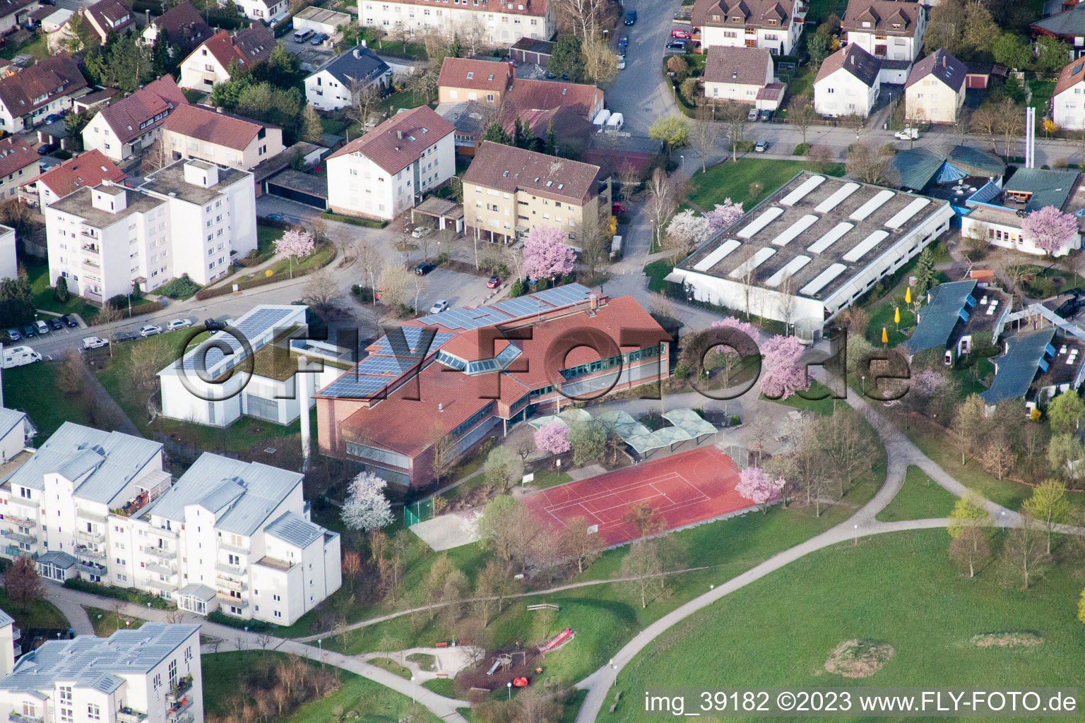 Ostertag Realschule, Tiroler Straße im Ortsteil Eltingen in Leonberg im Bundesland Baden-Württemberg, Deutschland vom Flugzeug aus