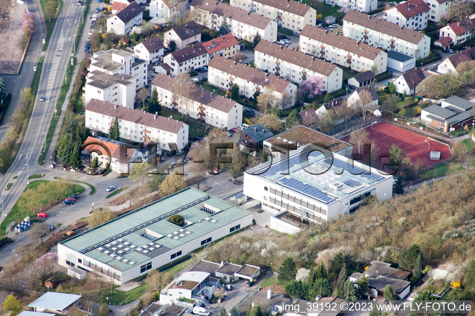 August-Lämmle-Schule, Gerlinger Straße im Ortsteil Ramtel in Leonberg im Bundesland Baden-Württemberg, Deutschland aus der Drohnenperspektive