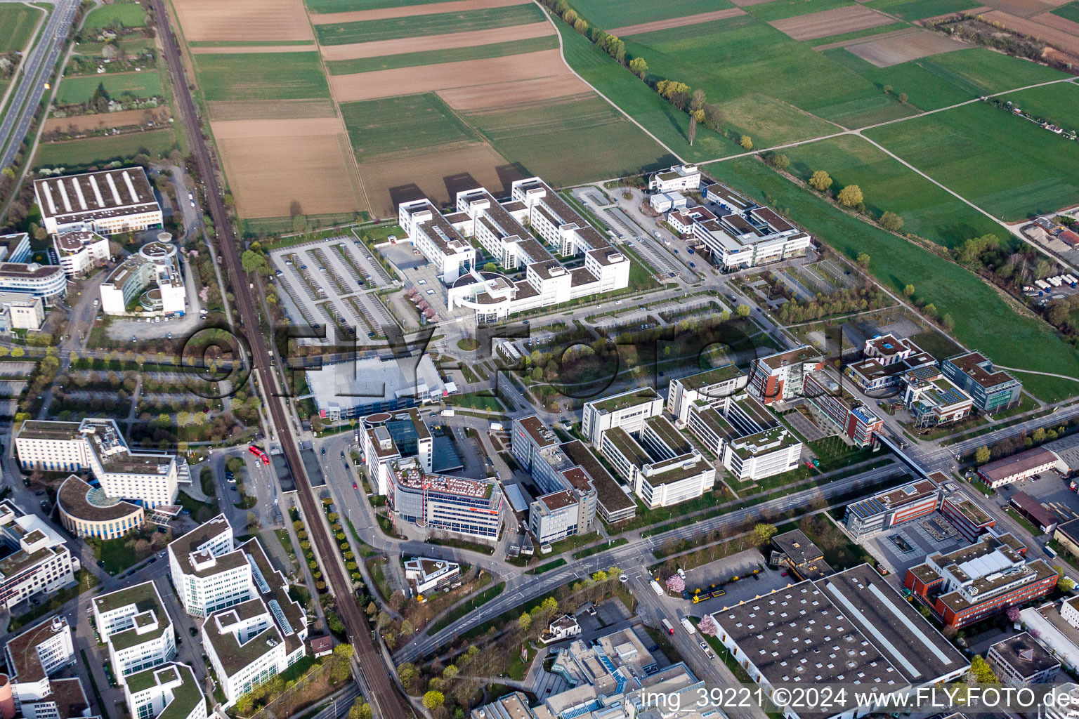 Luftaufnahme von Verwaltungsgebäude des Unternehmens der Siemens AG in Weilimdorf in Stuttgart im Bundesland Baden-Württemberg, Deutschland