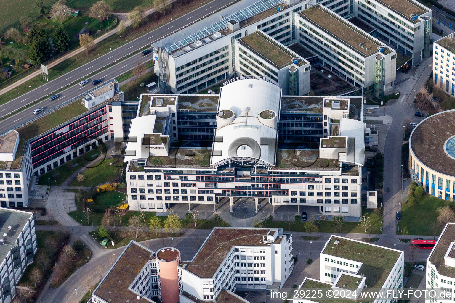 Luftbild von Verwaltungsgebäude des Unternehmens der Dr. Ing. h.c. F. Porsche AG in Weilimdorf in Stuttgart im Bundesland Baden-Württemberg, Deutschland