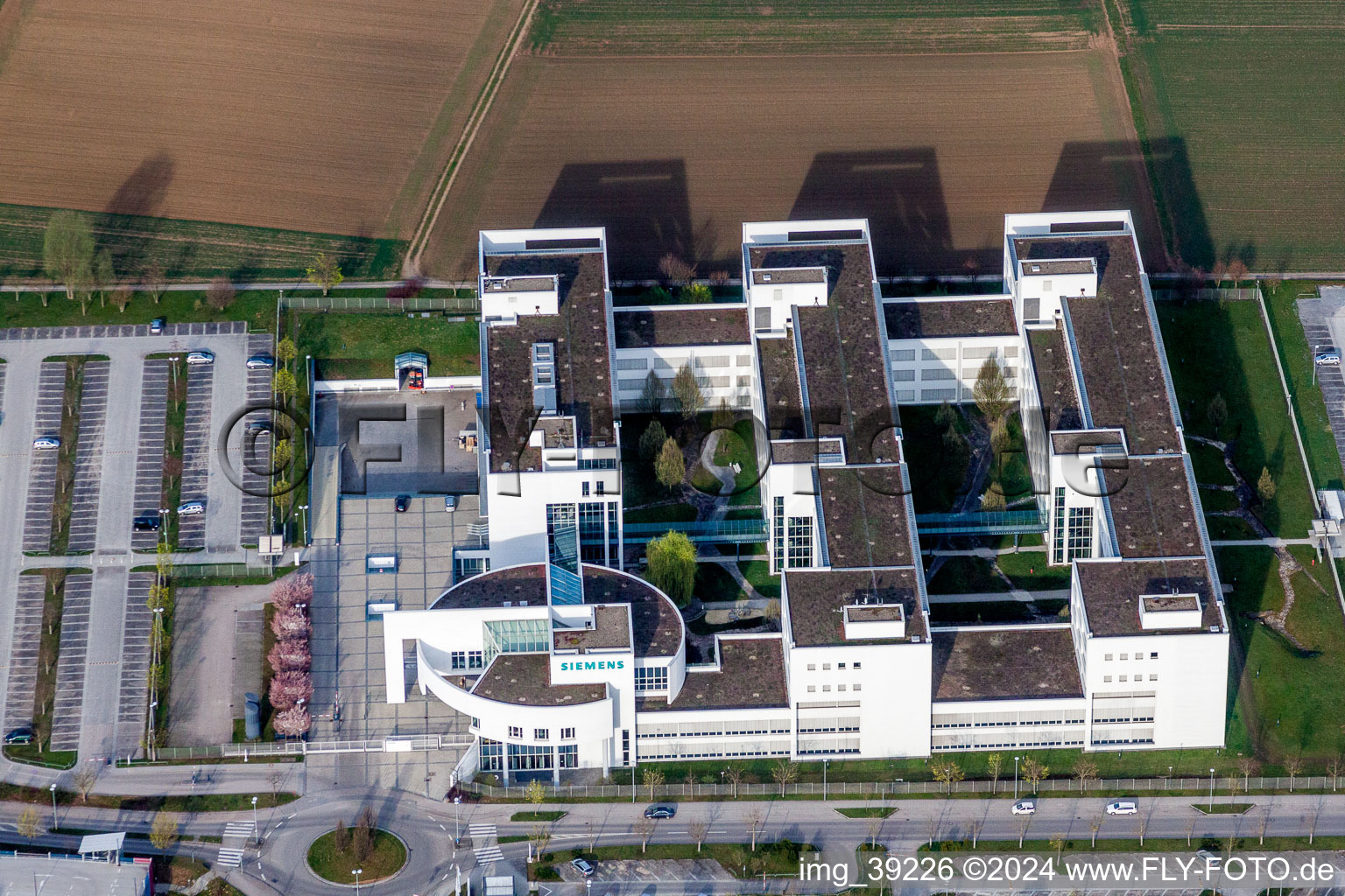 Schrägluftbild von Verwaltungsgebäude des Unternehmens der Siemens AG in Weilimdorf in Stuttgart im Bundesland Baden-Württemberg, Deutschland