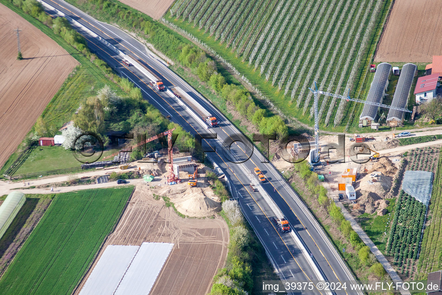Baustelle zum Neubau eines Brückenbauwerk zur Feldwegquerung über die Autobahn- der BAB A65 in Kandel im Bundesland Rheinland-Pfalz, Deutschland