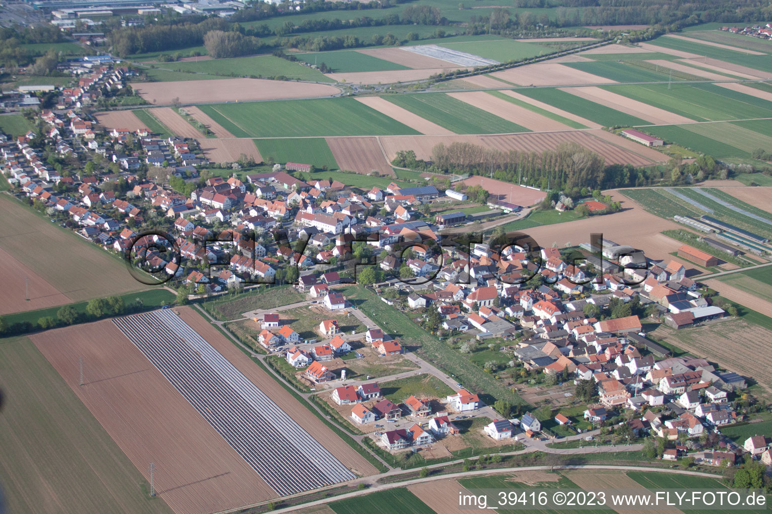 Ortsteil Mörlheim in Landau in der Pfalz im Bundesland Rheinland-Pfalz, Deutschland von der Drohne aus gesehen