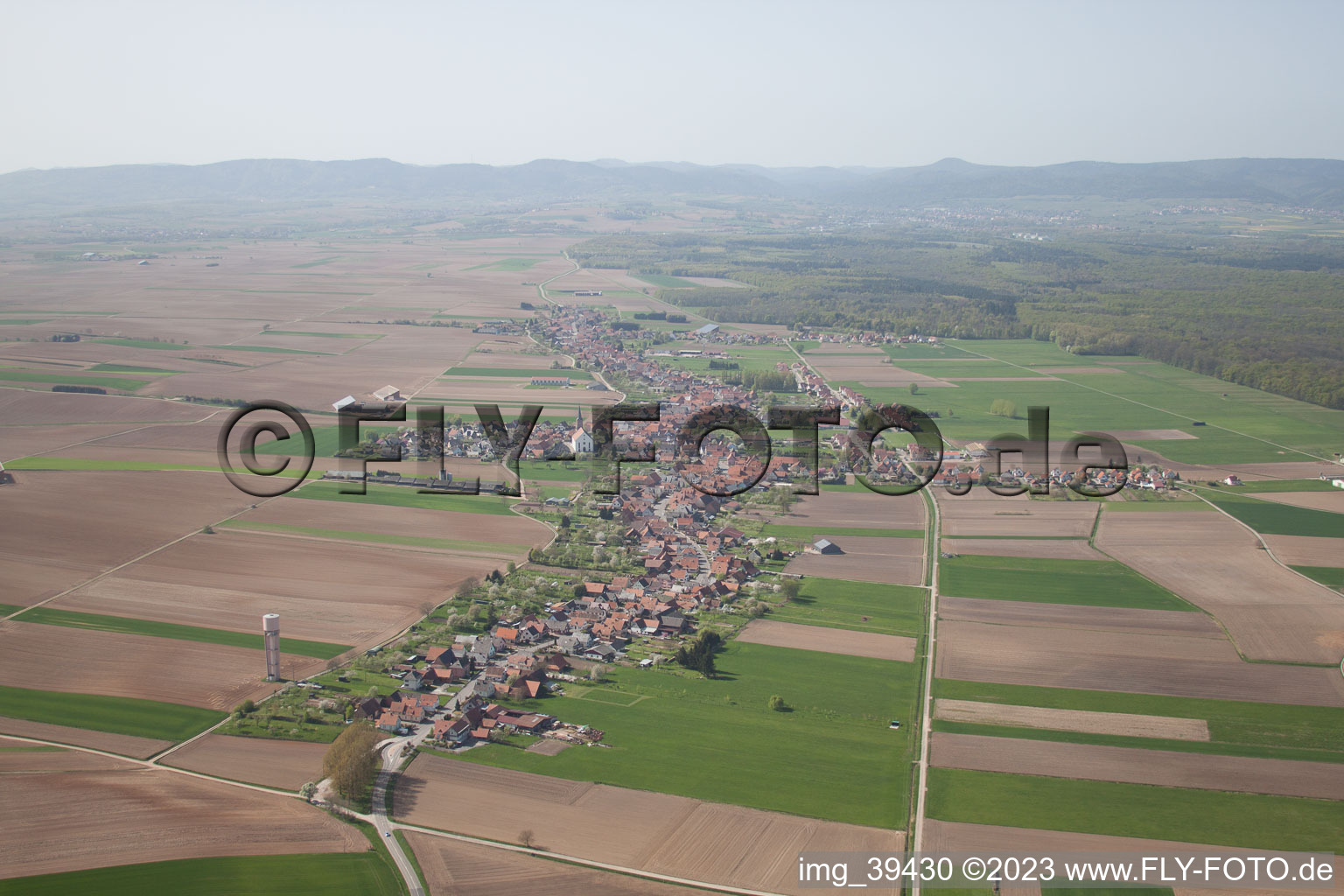Drohnenbild von Salmbach im Bundesland Bas-Rhin, Frankreich