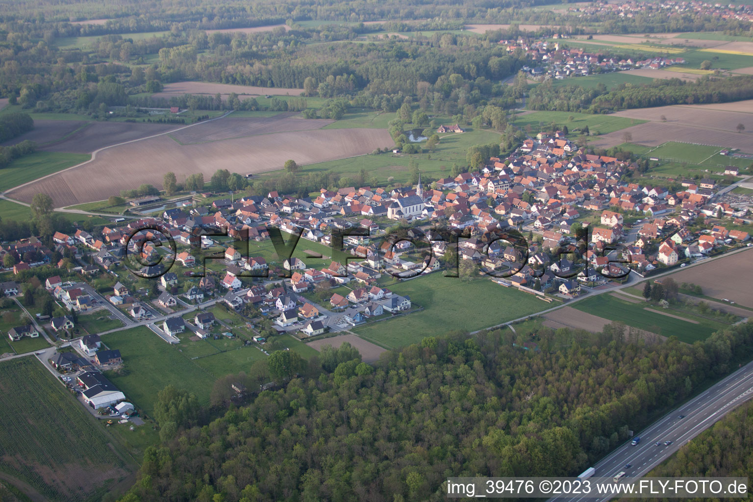 Schrägluftbild von Leutenheim im Bundesland Bas-Rhin, Frankreich