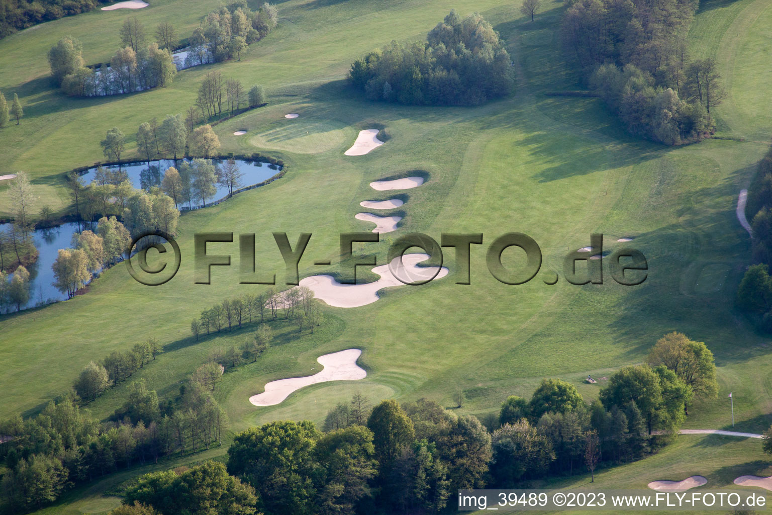 Schrägluftbild von Soufflenheim , Golfclub Soufflenheim Baden-Baden im Bundesland Bas-Rhin, Frankreich