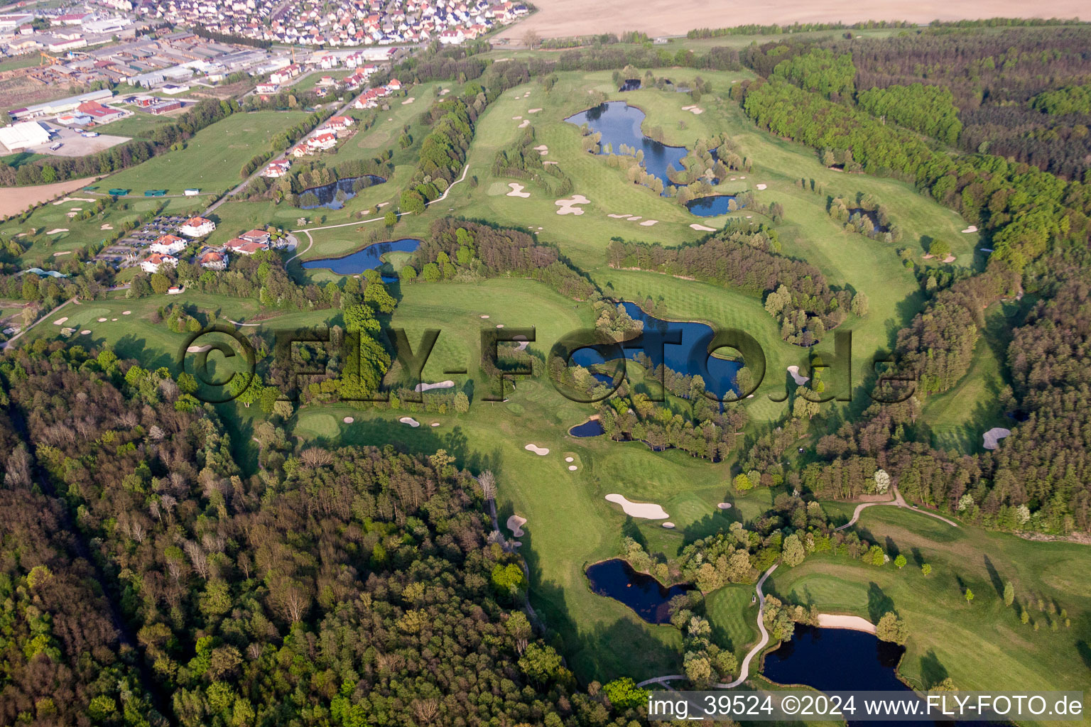 Schrägluftbild von Gelände des Golfplatz Golfclub Soufflenheim Baden-Baden in Soufflenheim in Grand Est im Bundesland Bas-Rhin, Frankreich