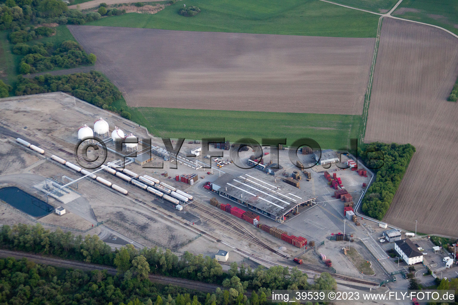 Drohnenbild von Drusenheim im Bundesland Bas-Rhin, Frankreich