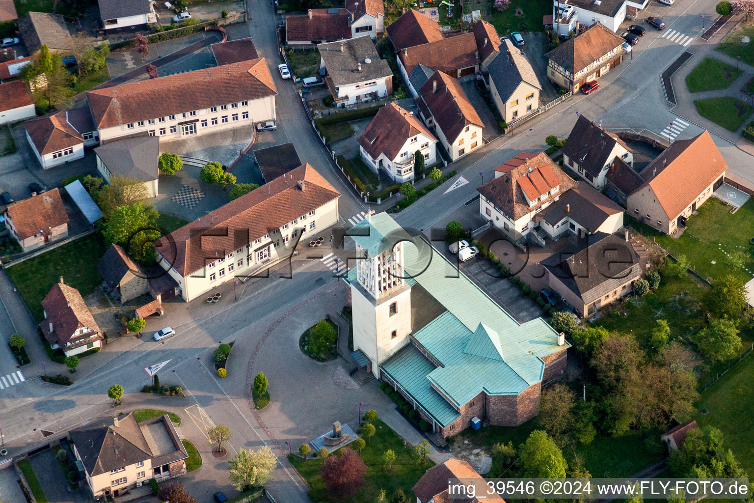 Kirchengebäude mit blauem Dach im Dorfkern in Offendorf in Grand Est im Bundesland Bas-Rhin, Frankreich