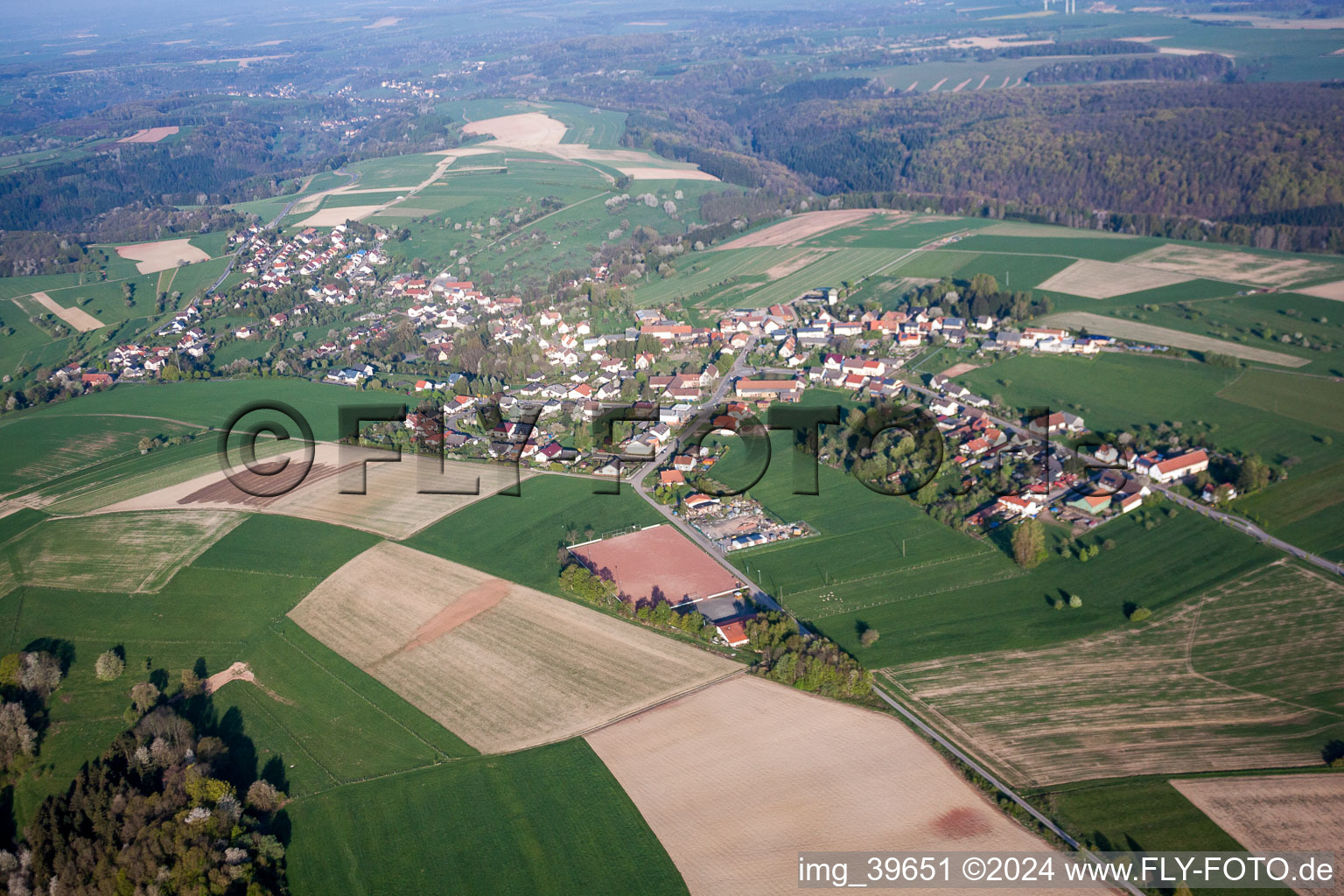 Dorf - Ansicht am Rande von landwirtschaftlichen Feldern und Nutzflächen in Kröppen im Bundesland Rheinland-Pfalz, Deutschland