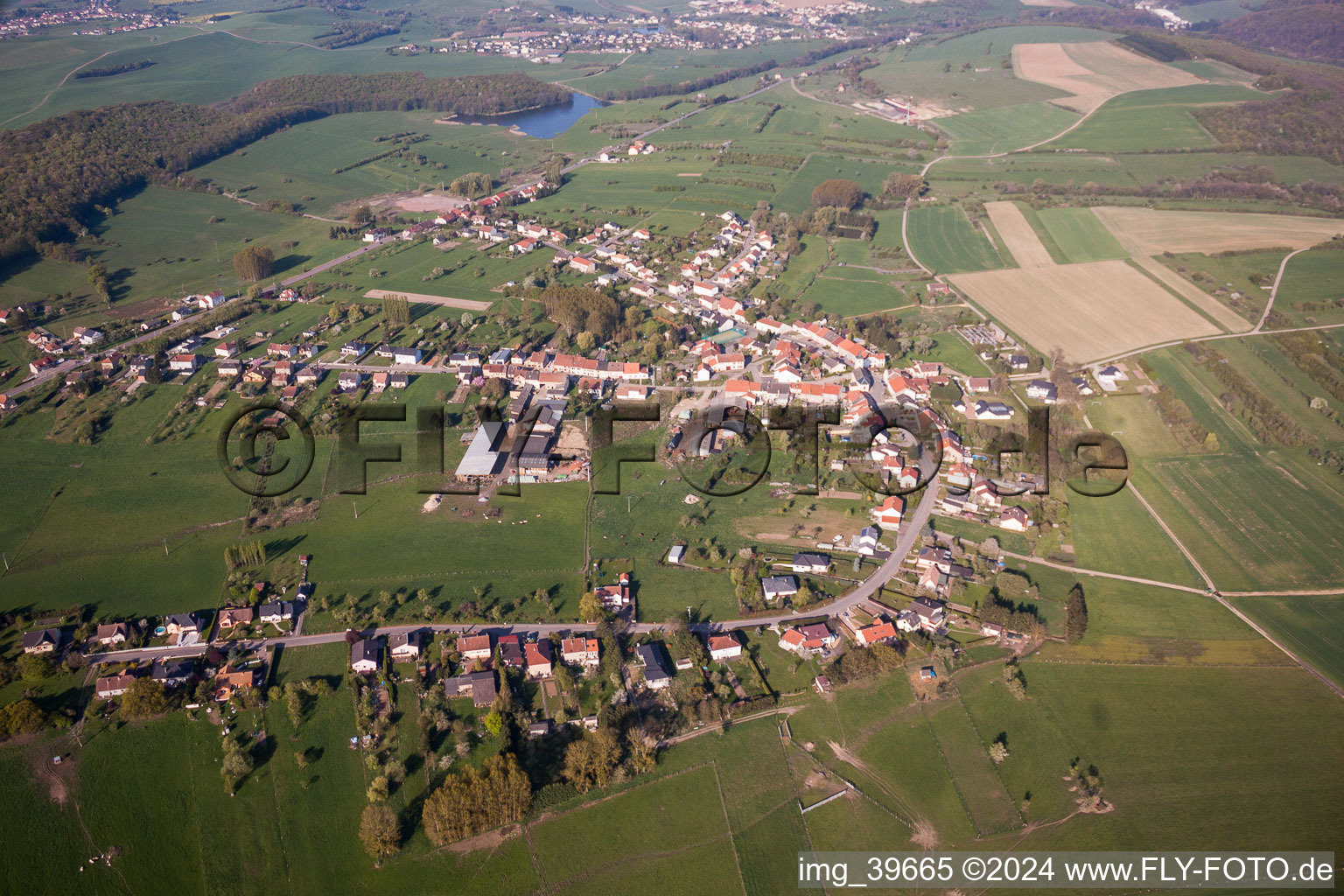 Dorf - Ansicht am Rande von landwirtschaftlichen Feldern und Nutzflächen in Macheren in Grand Est im Bundesland Moselle, Frankreich