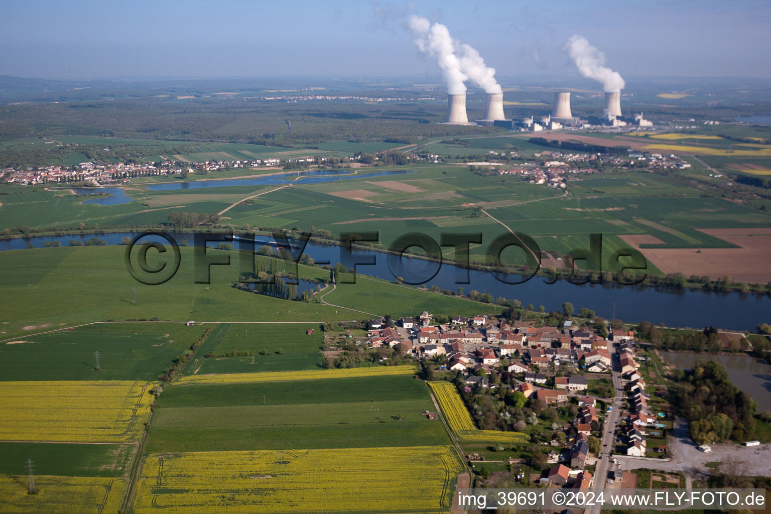 Luftaufnahme von Gelände des Kernkraftwerk (auch AKW, KKW oder Atomkraftwerk) in Cattenom an der Mosel in Alsace-Champagne-Ardenne-Lorraine im Bundesland Moselle, Frankreich