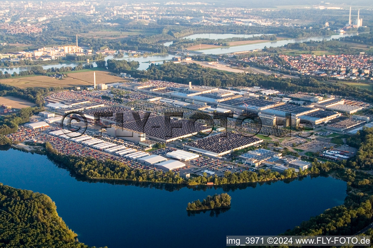 Gebäude und Produktionshallen auf dem Werksgelände Daimler AG im Ortsteil Automobilwerk Wörth in Wörth am Rhein im Bundesland Rheinland-Pfalz, Deutschland