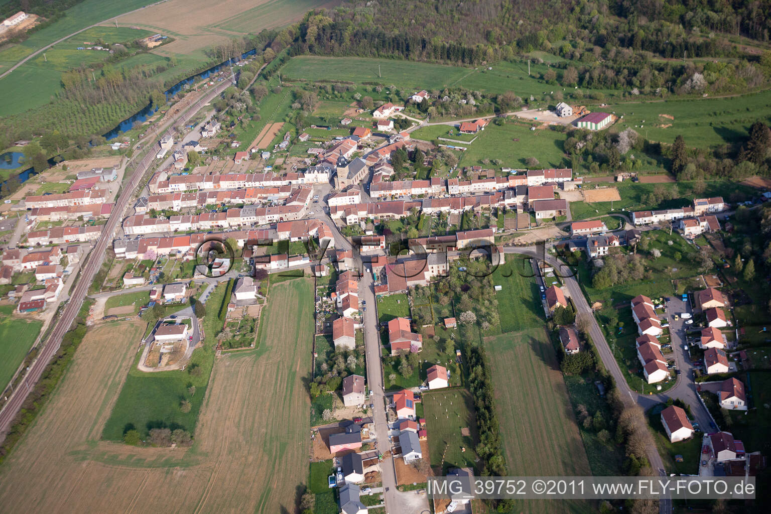 Dorf - Ansicht am Rande von landwirtschaftlichen Feldern und Nutzflächen in Charency-Vezin in Grand Est im Bundesland Meurthe-et-Moselle, Frankreich