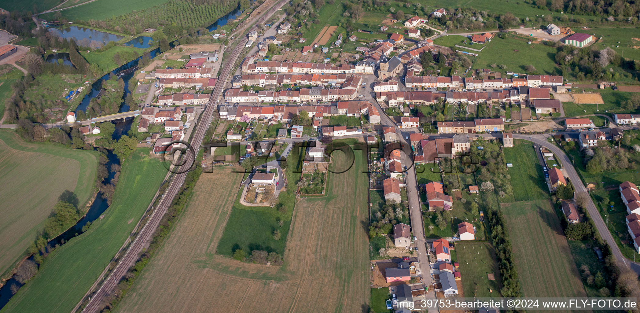 Luftbild von Dorf - Ansicht am Rande von landwirtschaftlichen Feldern und Nutzflächen in Charency-Vezin in Grand Est im Bundesland Meurthe-et-Moselle, Frankreich