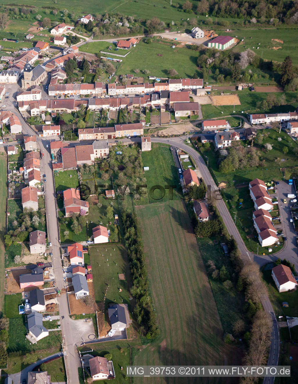 Luftaufnahme von Dorf - Ansicht am Rande von landwirtschaftlichen Feldern und Nutzflächen in Charency-Vezin in Grand Est im Bundesland Meurthe-et-Moselle, Frankreich