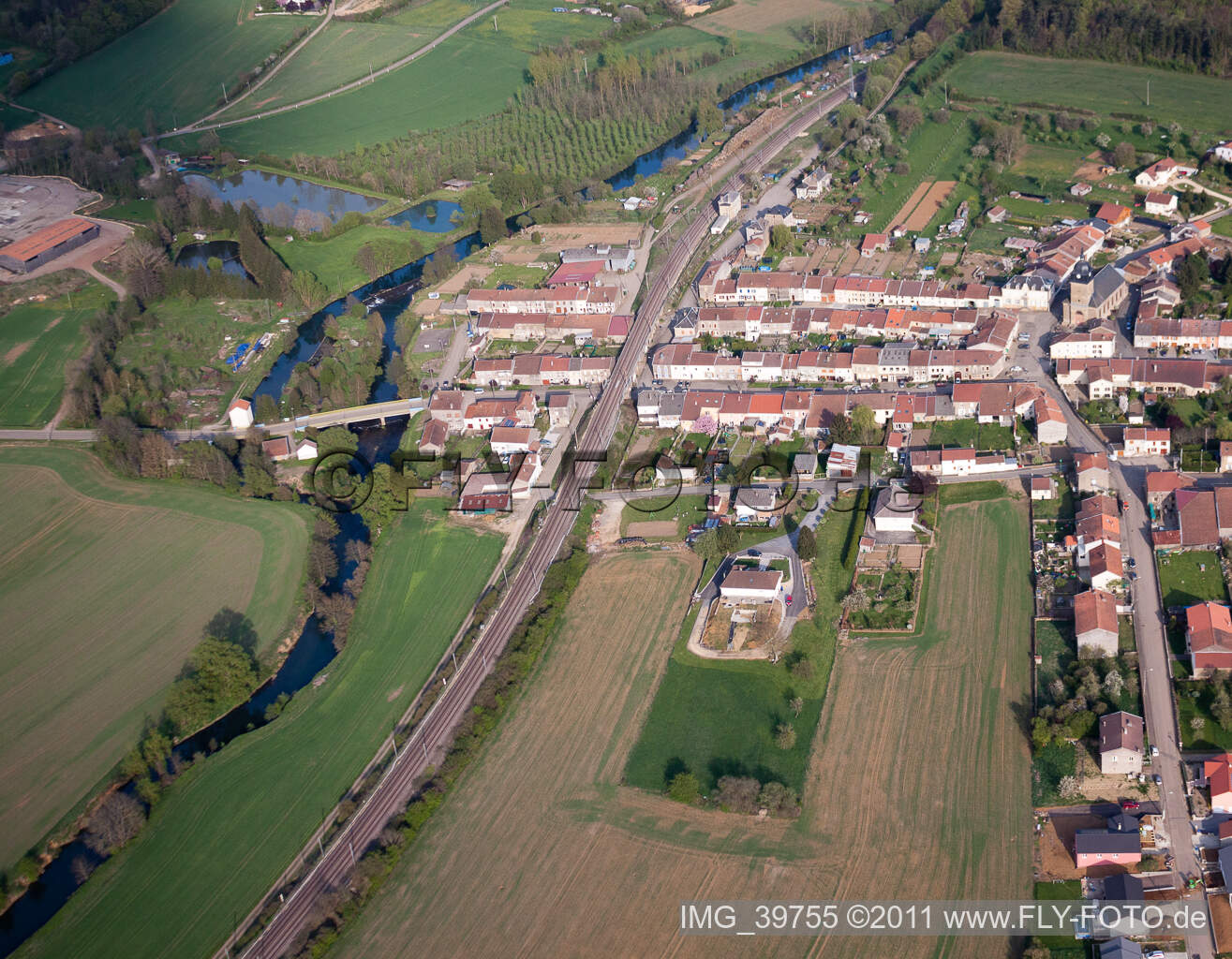 Schrägluftbild von Dorf - Ansicht am Rande von landwirtschaftlichen Feldern und Nutzflächen in Charency-Vezin in Grand Est im Bundesland Meurthe-et-Moselle, Frankreich