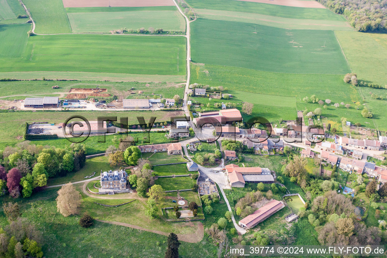 Dorf - Ansicht am Rande von landwirtschaftlichen Feldern und Nutzflächen in Fresnois in Grand Est in Montmédy im Bundesland Meuse, Frankreich