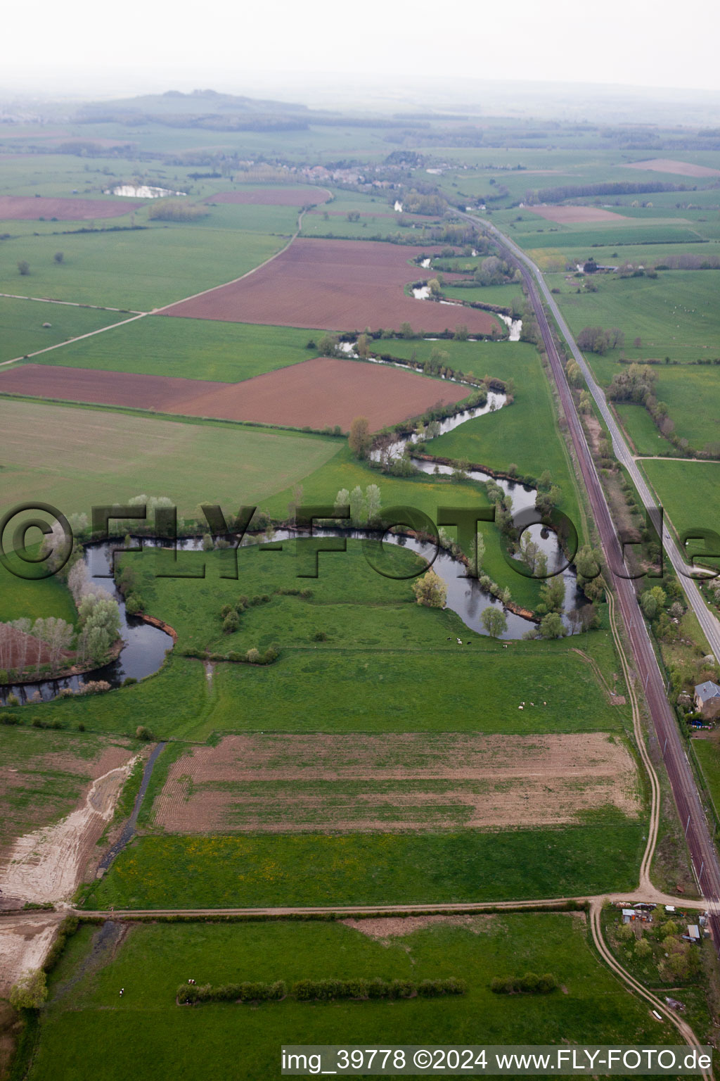 Kurvenförmige Schleife der Uferbereiche am La Chiers Flußverlauf in Carignan in Alsace-Champagne-Ardenne-Lorraine im Bundesland Ardennes, Frankreich