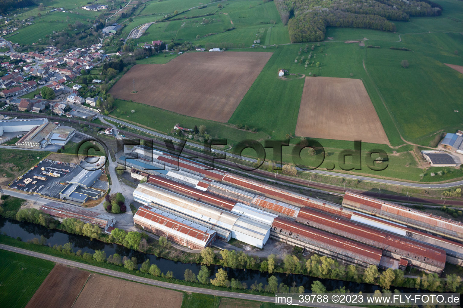 Luftbild von Bahnbetriebswerk und Ausbesserungswerk, Wartung und Instandhaltung von Zügen in Blagny in Alsace-Champagne-Ardenne-Lorraine im Bundesland Ardennes, Frankreich