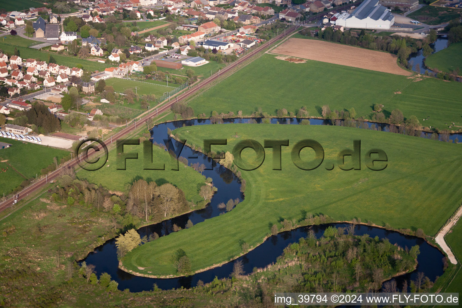Luftbild von Schleifen des Fluß Chiers in Blagny im Bundesland Ardennes, Frankreich